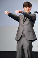 ドミノをどちらの手に隠したか当てるゲームで、トニー・ジャンの指示に従って手を突き出す岡田将生。