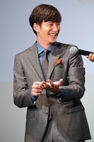 手汗がすごいと生田斗真にツッコまれ、笑顔を見せる岡田将生。