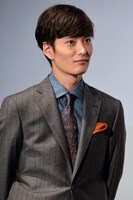 生田斗真を見守る岡田将生。