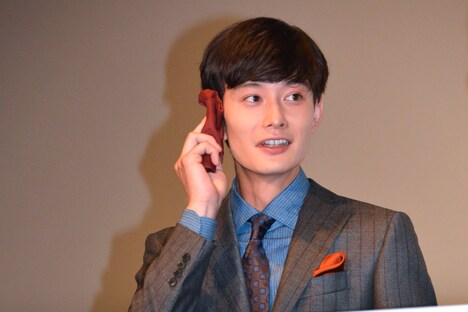 ハンカチで汗を拭く岡田将生。