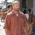J・ステイサムがサメよけクリーム塗って海にダイブ、「メカニック」本編映像