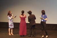 自撮り棒を使い、ファンと記念撮影を行う様子。