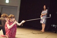 自撮り棒を使い、ファンと記念撮影を行う様子。