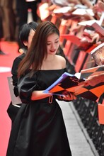 ファンにサインをする石原さとみ。