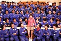 「トリガール！」撮影現場より。中央が土屋太鳳。