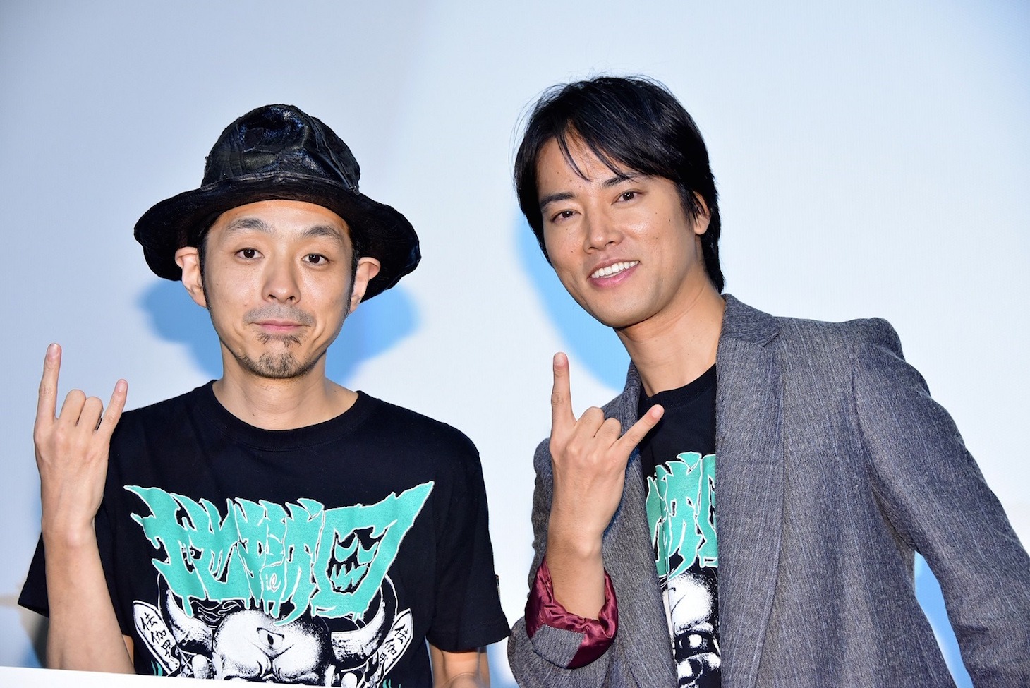 左から宮藤官九郎、桐谷健太。