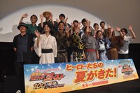 「劇場版 仮面ライダーゴースト 100の眼魂とゴースト運命の瞬間」と「劇場版 動物戦隊ジュウオウジャー ドキドキサーカスパニック！」の完成披露舞台挨拶の様子。