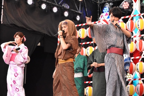 名乗りを披露する「動物戦隊ジュウオウジャー」の面々。左から立石晴香、南羽翔平、中尾暢樹。