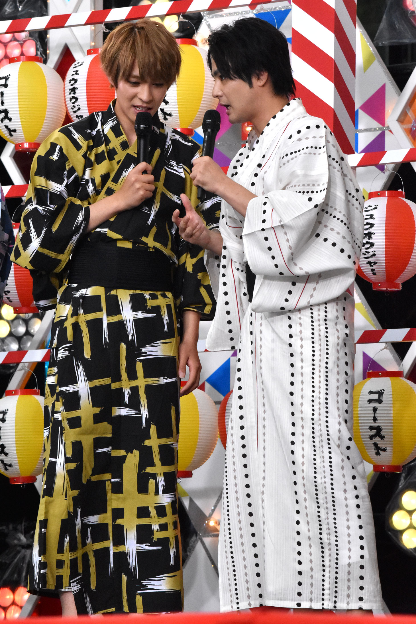 質問と違う受け答えをする西銘駿（左）に優しく指摘する木村了（右）。