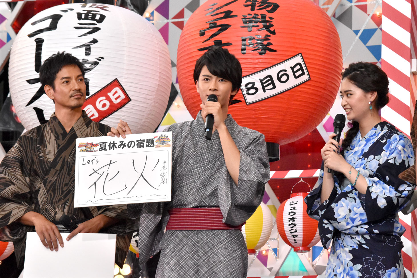 「自分に夏休みの宿題を課すとしたら？」という質問に答える中尾暢樹（中央）。