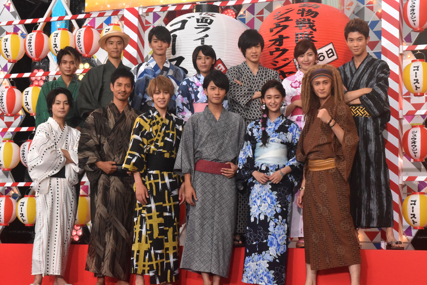 「劇場版 仮面ライダーゴースト 100の眼魂とゴースト運命の瞬間」「劇場版 動物戦隊ジュウオウジャー ドキドキサーカスパニック！」完成披露イベントの様子。上段左から磯村勇斗、柳喬之、山本涼介、大沢ひかる、渡邉剣、立石晴香、國島直希。下段左から木村了、沢村一樹、西銘駿、中尾暢樹、柳美稀、南羽翔平。