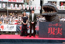 「シン・ゴジラ」大阪・道頓堀イベントの様子。左から石原さとみ、長谷川博己。(c)2016 TOHO CO., LTD.