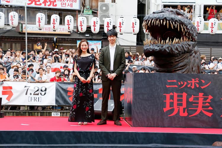 シン・ゴジラ」長谷川博己＆石原さとみ、8000人に迎えられ道頓堀に登場 