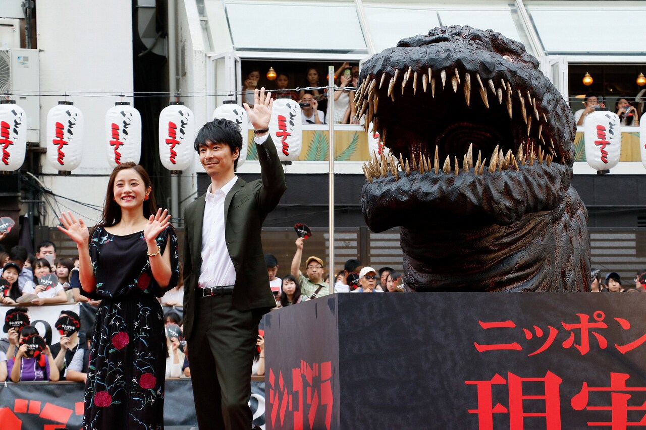 シン・ゴジラ」長谷川博己＆石原さとみ、8000人に迎えられ道頓堀に登場