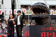 「シン・ゴジラ」大阪・道頓堀イベントの様子。左から石原さとみ、長谷川博己。(c)2016 TOHO CO., LTD.