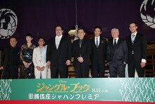 「ジャングル・ブック」歌舞伎座ジャパンプレミアの様子。左から西田敏行、宮沢りえ、ニール・セディ、ジョン・ファヴロー、松本幸四郎、伊勢谷友介、ブリガム・テイラー、脚本を担当したジャスティン・マークス。