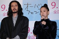 左からオダギリジョー、蒼井優。