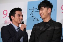 左から満島真之介、松田翔太。