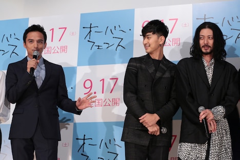 ノリノリでしゃべる満島真之介（左）から距離を置く松田翔太とオダギリジョー。