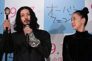 「ロケンロー！」と杖を掲げるオダギリジョー（左）、蒼井優（右）。