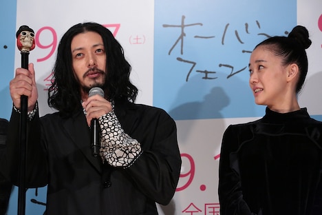 「ロケンロー！」と杖を掲げるオダギリジョー（左）、蒼井優（右）。