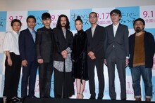 「オーバー・フェンス」東京プレミア上映会の様子。左から松澤匠、満島真之介、松田翔太、オダギリジョー、蒼井優、北村有起哉、鈴木常吉、山下敦弘。