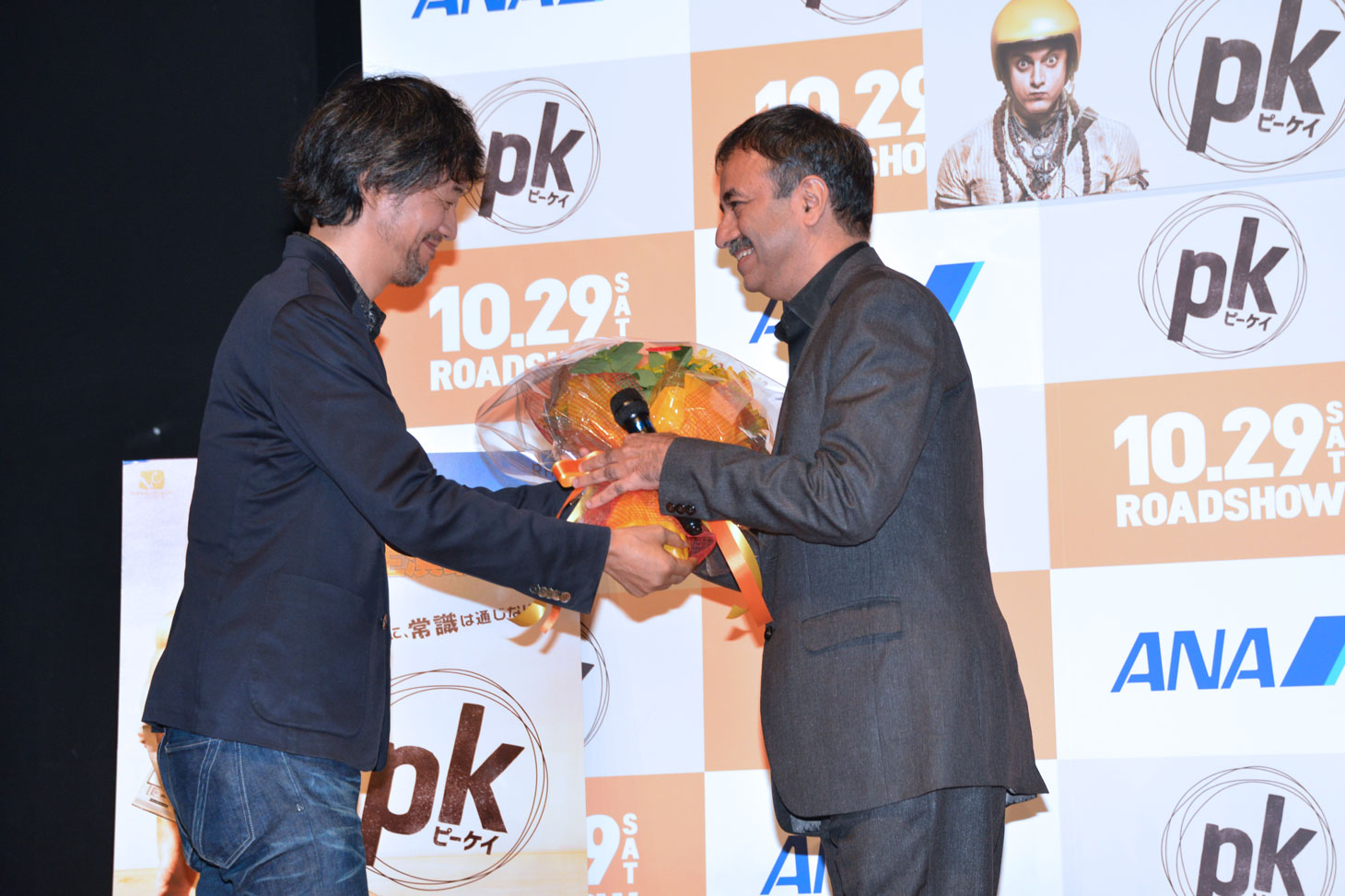 ラージクマール・ヒラニ（右）の初来日を祝し、花束を贈呈する山崎貴（左）。