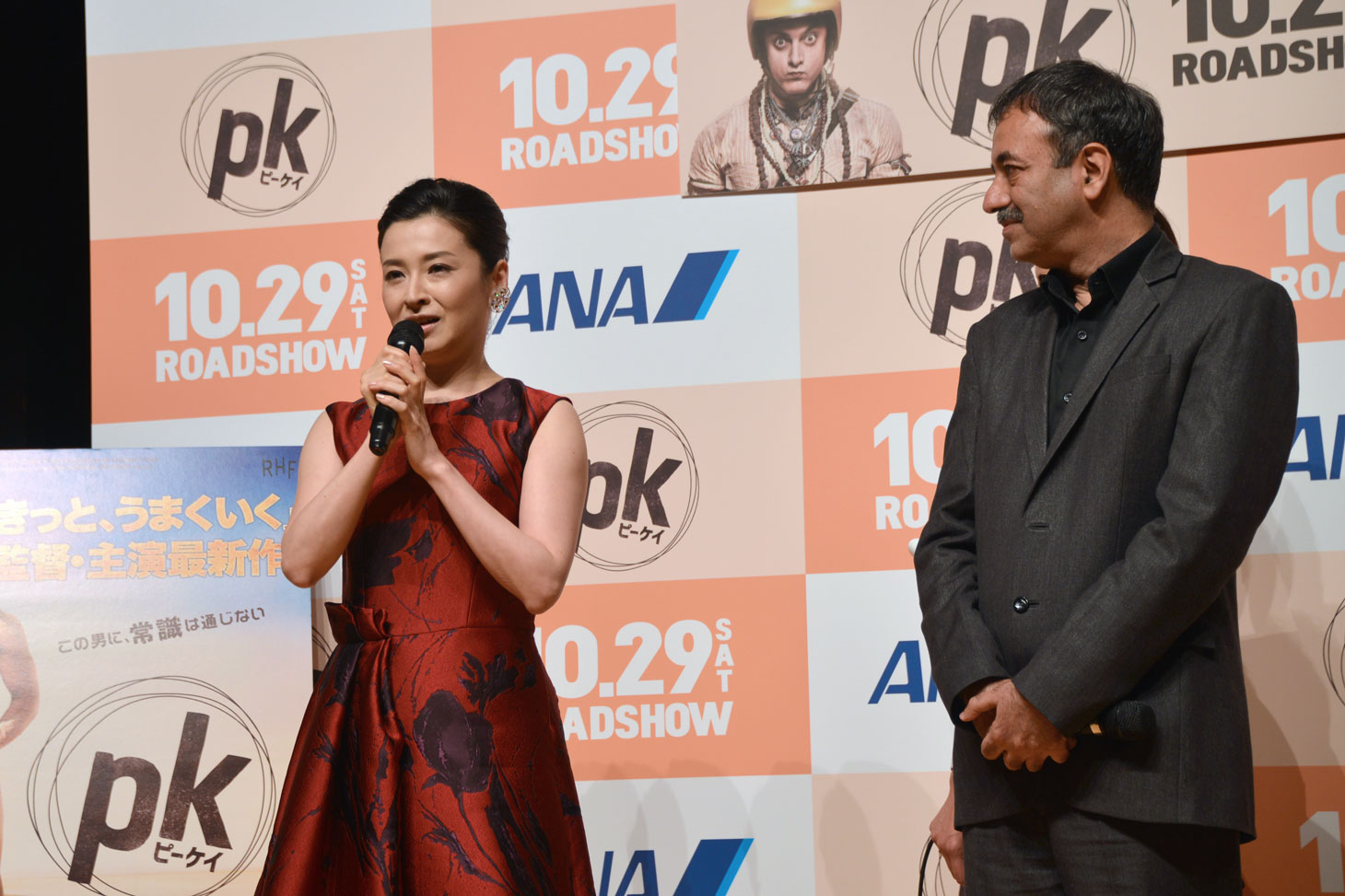 涙ぐみながら「PK」の感想を語る檀れい（左）。