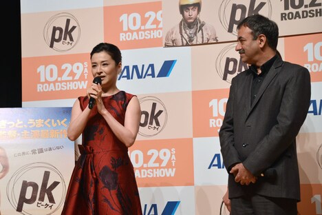 涙ぐみながら「PK」の感想を語る檀れい（左）。