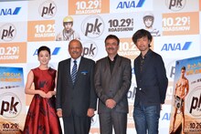 「PK」ジャパンプレミアにて、左から檀れい、スジャン・R・チノイ駐日インド大使、ラージクマール・ヒラニ、山崎貴。