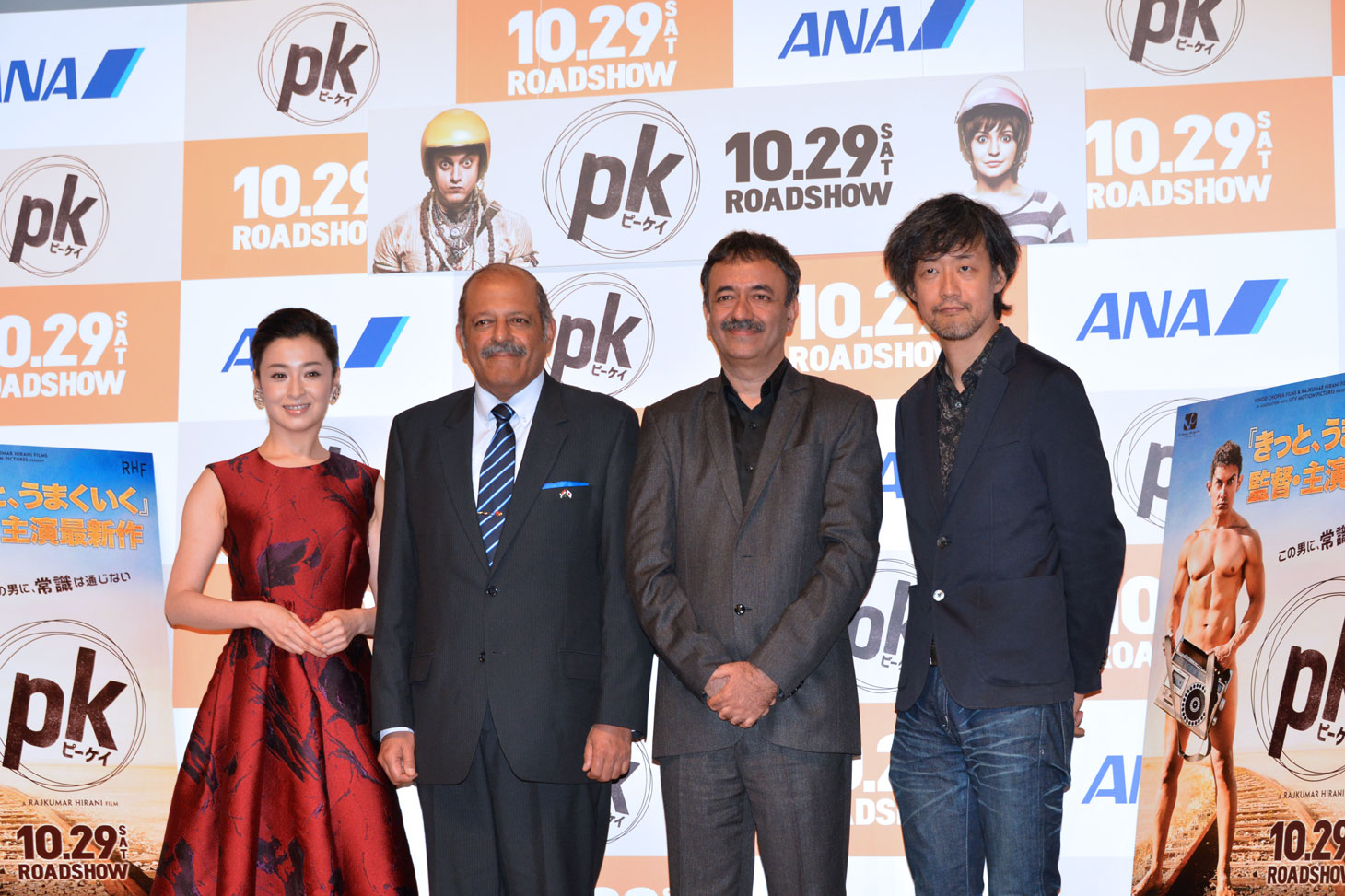 「PK」ジャパンプレミアにて、左から檀れい、スジャン・R・チノイ駐日インド大使、ラージクマール・ヒラニ、山崎貴。