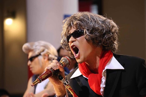 ベートーベン役の綾小路翔（手前）。