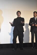 渾身のゴジラポーズを披露する長谷川博己（左）と、長谷川のマイクを預かった竹野内豊（右）。