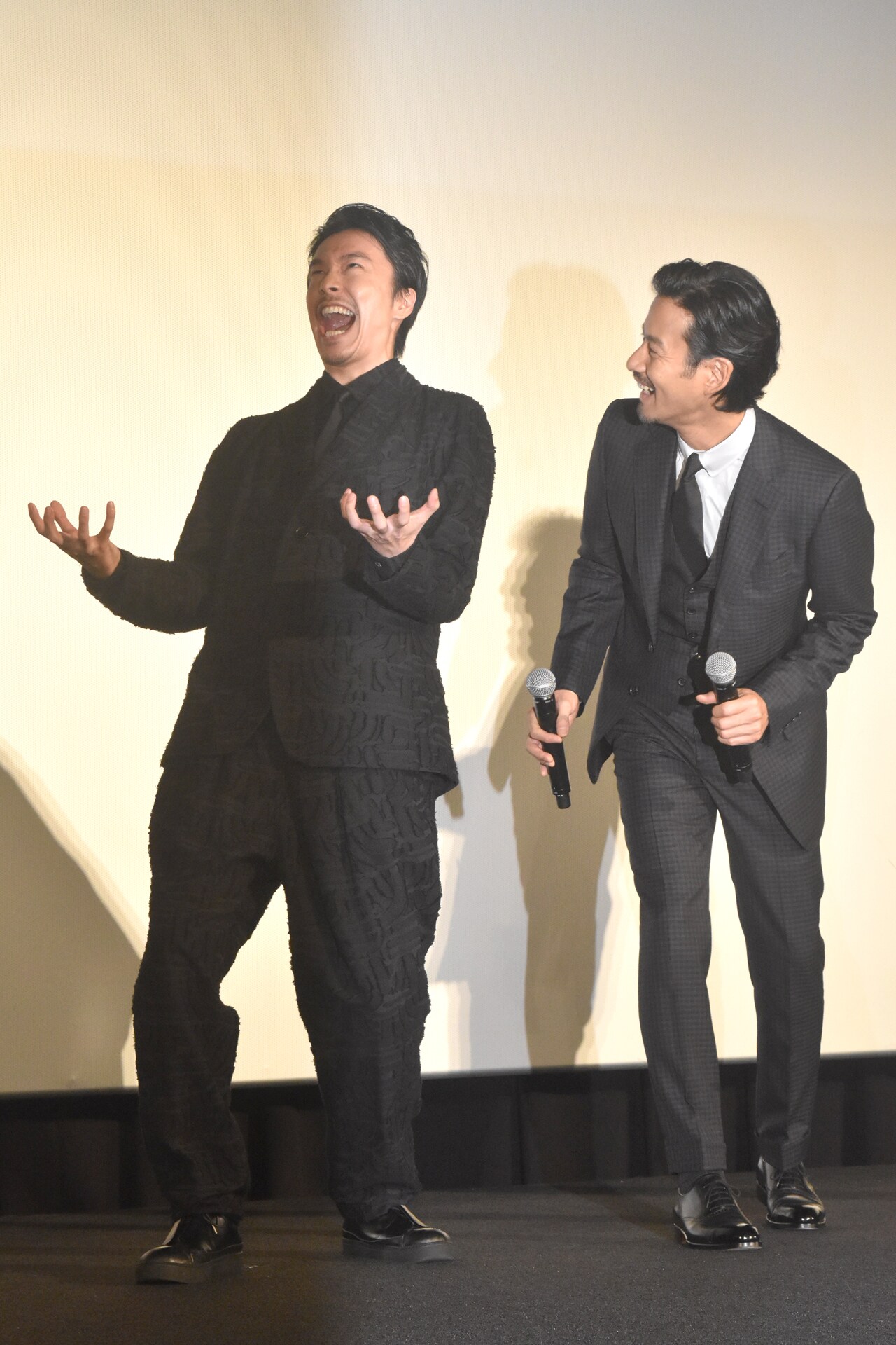 シン・ゴジラ」封切りを祝い長谷川博己、竹野内豊が渾身のゴジラポーズ