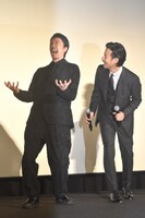 渾身のゴジラポーズを披露する長谷川博己（左）と、長谷川をのぞき込む竹野内豊（右）。