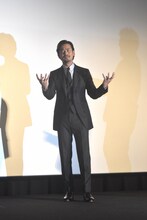 ゴジラポーズを披露する竹野内豊。