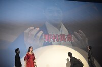 野村萬斎から届いたビデオメッセージを観る登壇者たち。