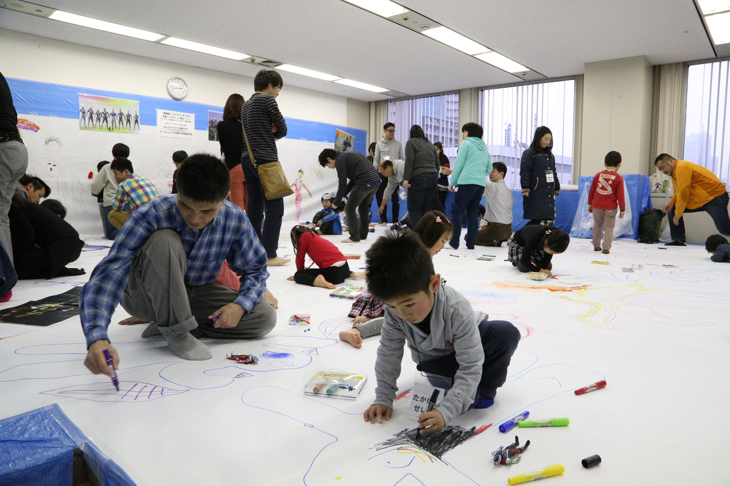 過去に開催された、ちいさなひとのえいががっこう「お絵描きワークショップ」の様子。