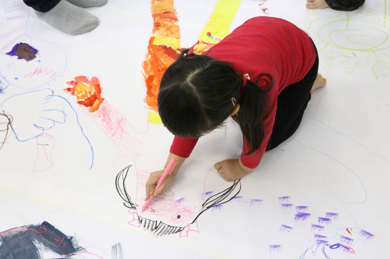 過去に開催された、ちいさなひとのえいががっこう「お絵描きワークショップ」の様子。