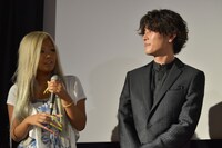 左からぽみたん、間宮祥太朗。