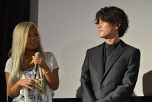 左からぽみたん、間宮祥太朗。