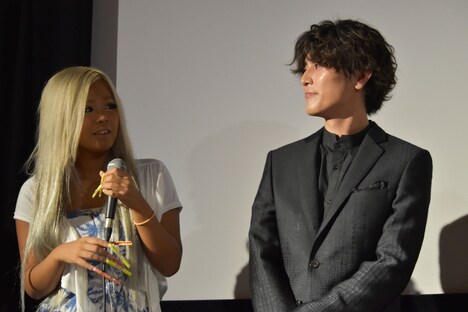 左からぽみたん、間宮祥太朗。