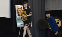 登壇する高森奈津美（左）と星野源（右）。