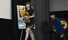 登壇する高森奈津美（左）と星野源（右）。