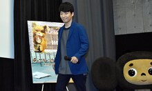 登壇する星野源（左）と、それを見つめるチェブラーシカ（右）。