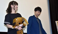 「ちえりとチェリー」初日舞台挨拶より、左から高森奈津美と星野源。
