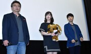「ちえりとチェリー」初日舞台挨拶より、左から中村誠、高森奈津美、星野源。