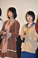 左から石森虹花（欅坂46）、生駒里奈（乃木坂46）。