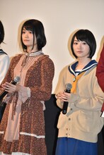 左から石森虹花（欅坂46）、生駒里奈（乃木坂46）。
