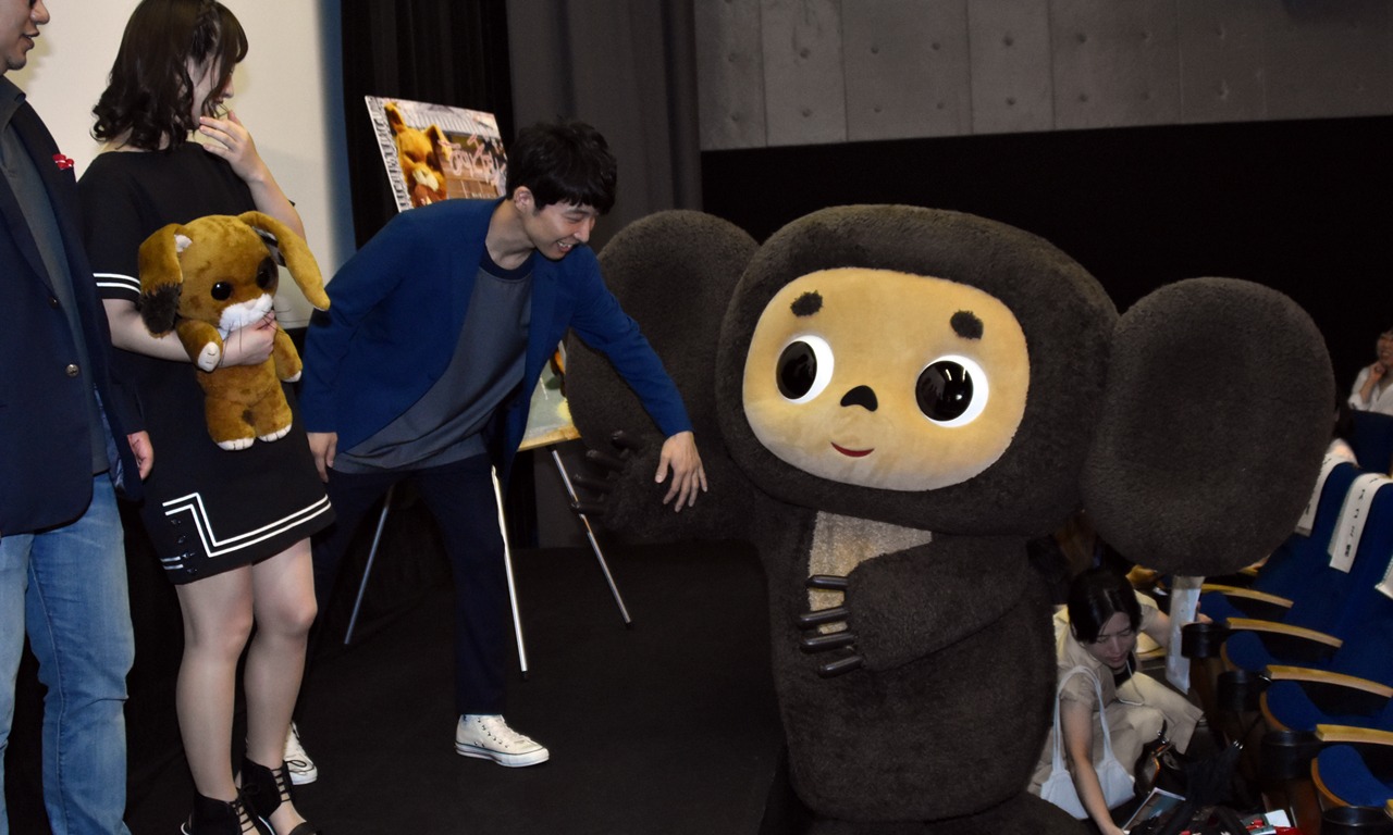 チェブラーシカ（右）を気遣う星野源（右から2番目）。